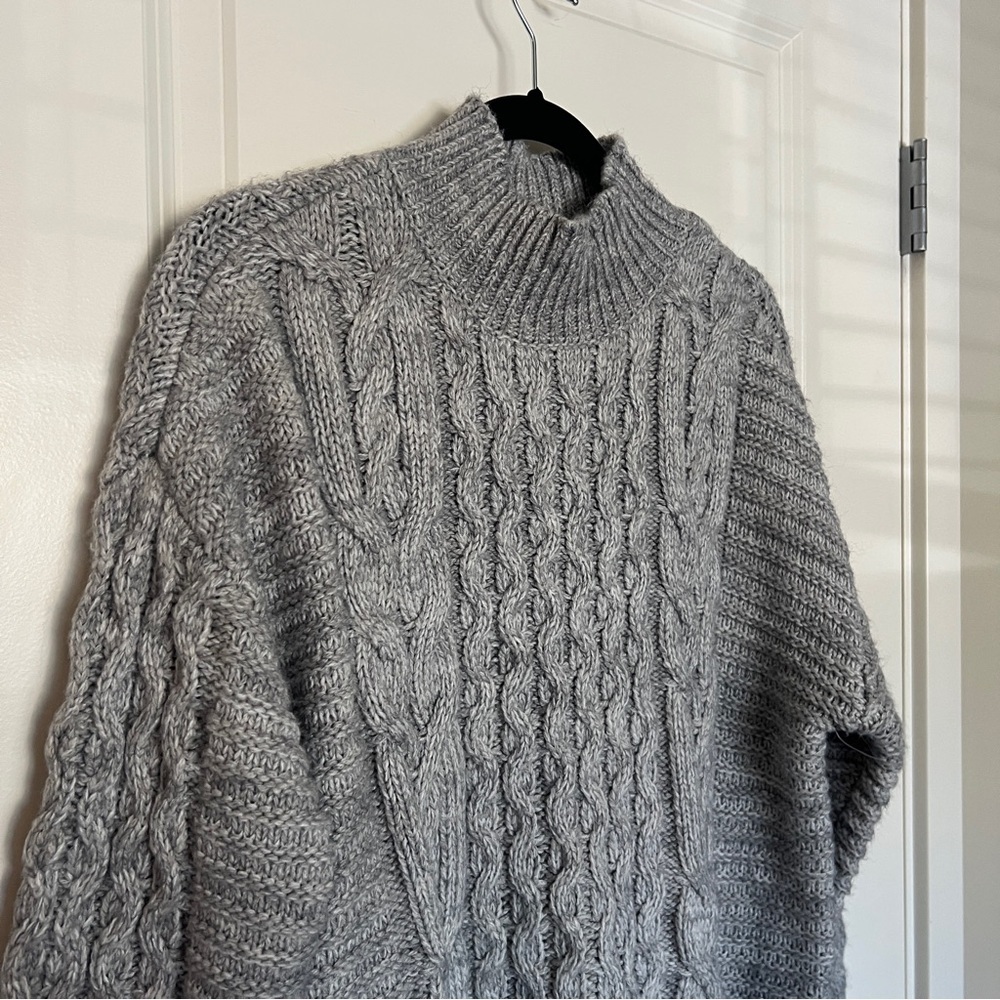 Cozy Gray Cropped Cable Knit Sweater Medium - Picture 2 of 6